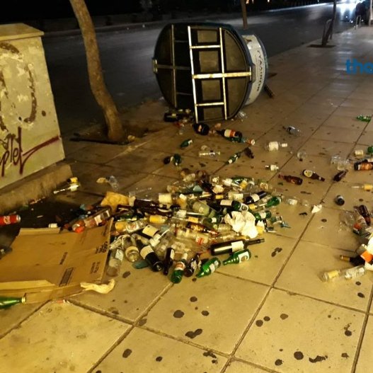 Θεσσαλονίκη: Κουκουλοφόροι τα έκαναν γυαλιά καρφιά σε καφετέριες στην παραλιακή [εικόνες] | iefimerida.gr 4