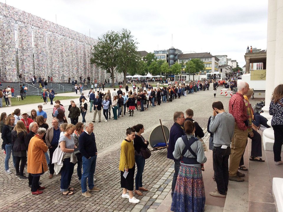 Ατέλειωτες ουρές για την έκθεση της ελληνικής συλλογής του ΕΜΣΤ στη Γερμανία [εικόνες]   | iefimerida.gr 4