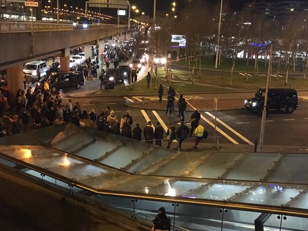Εκκενώθηκε το αεροδρόμιο του Αμστερνταμ -Εντοπίστηκε ύποπτο αντικείμενο | iefimerida.gr 0