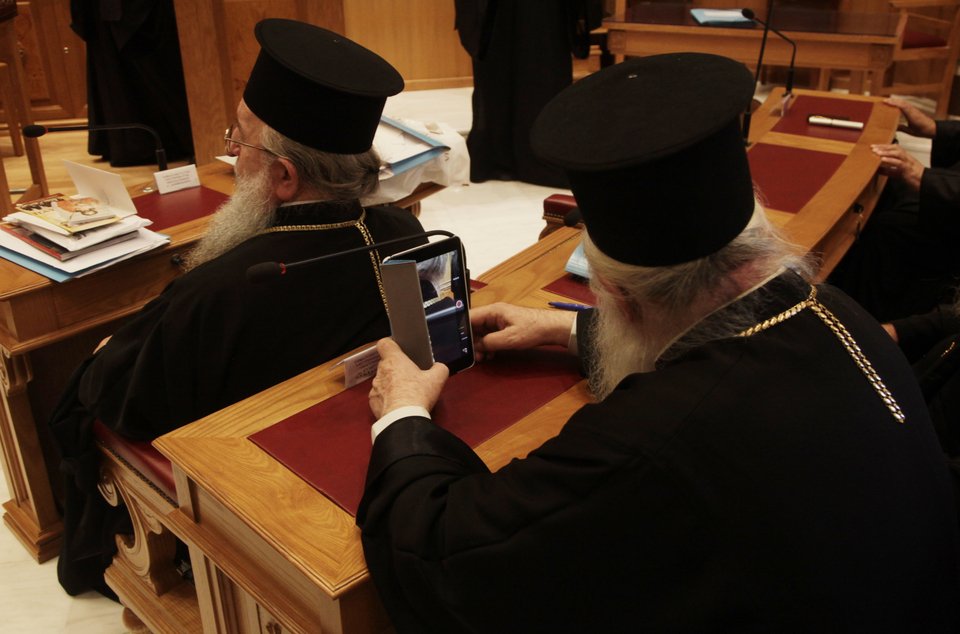 High tech παπάς –Ο Aμβρόσιος βγάζει φωτογραφία με το ipad, την κοτσίδα του Μητροπολίτη που κάθεται μπροστά του [εικόνες] | iefimerida.gr 0