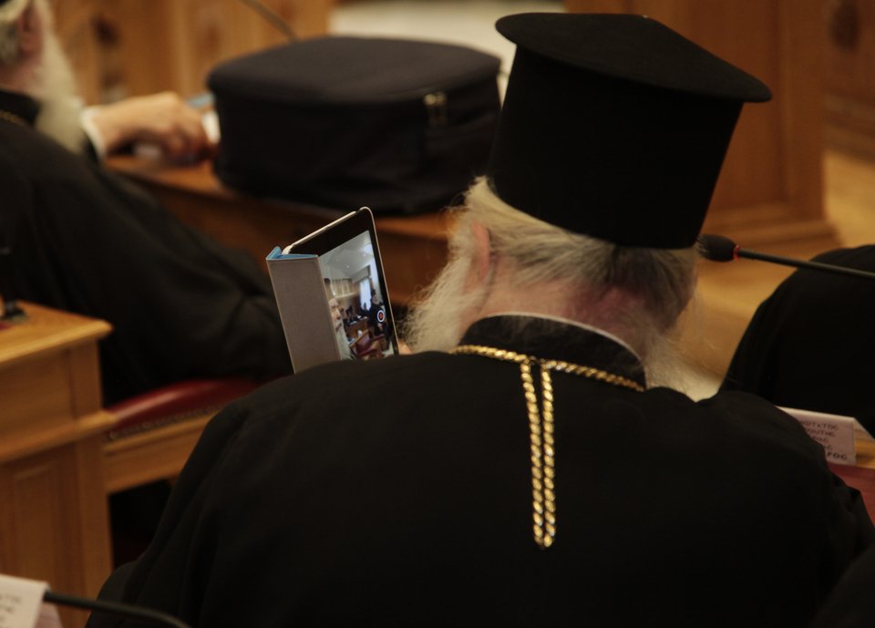 High tech παπάς –Ο Aμβρόσιος βγάζει φωτογραφία με το ipad, την κοτσίδα του Μητροπολίτη που κάθεται μπροστά του [εικόνες] | iefimerida.gr 1