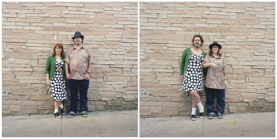 Ζευγάρια φορούν ο ένας τα ρούχα του άλλου και φωτογραφίζονται σε ένδειξη της αδιαπραγμάτευτης αγάπης τους [εικόνες] | iefimerida.gr 0