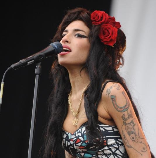 Είναι αυτή η χαμένη αδελφή της Amy Winehouse; Μοιάζουν εκπληκτικά σε εμφάνιση και φωνή [εικόνες & βίντεο] | iefimerida.gr 4
