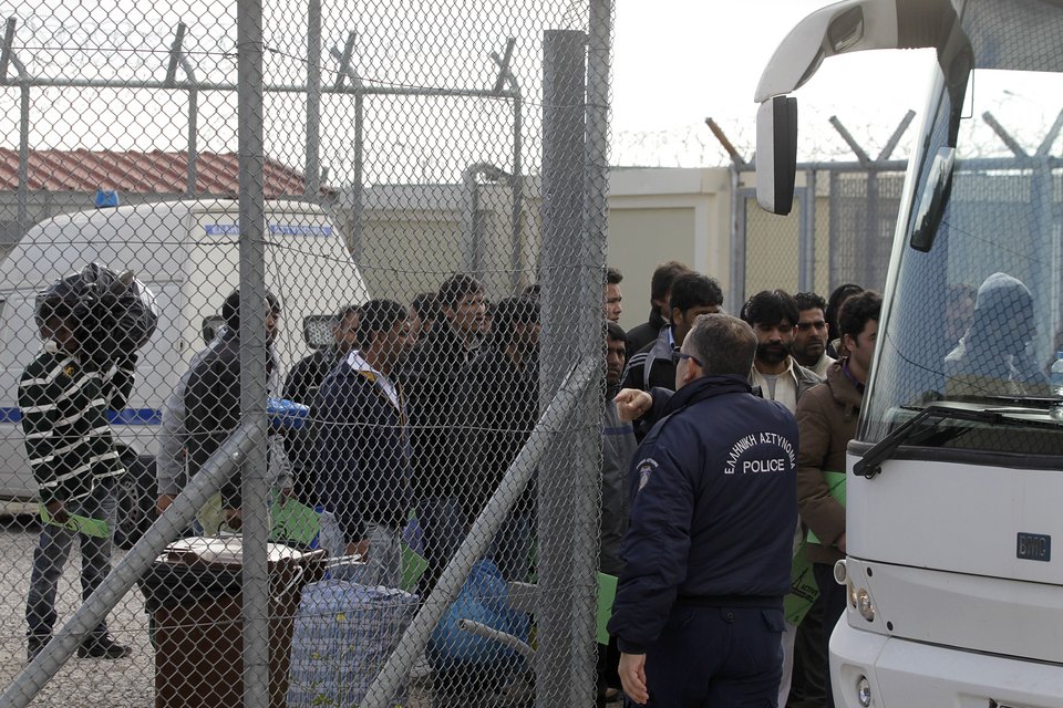 Συνεχίζεται η απελευθέρωση μεταναστών -Τους πάνε στην Ομόνοια | iefimerida.gr 0