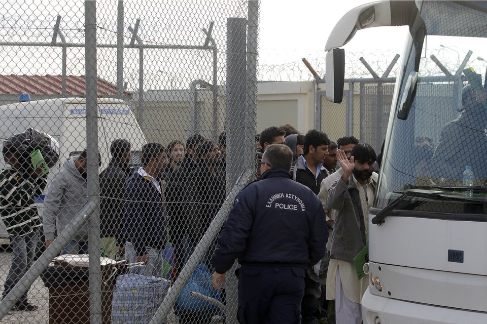 Συνεχίζεται η απελευθέρωση μεταναστών -Τους πάνε στην Ομόνοια | iefimerida.gr 1
