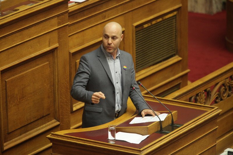 Με κόντρες, ομοφοβικές φωνές και... φιλιά, ψηφίζεται το σύμφωνο συμβίωσης [live] | iefimerida.gr 2