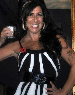 Είναι αυτή η χαμένη αδελφή της Amy Winehouse; Μοιάζουν εκπληκτικά σε εμφάνιση και φωνή [εικόνες & βίντεο] | iefimerida.gr 0