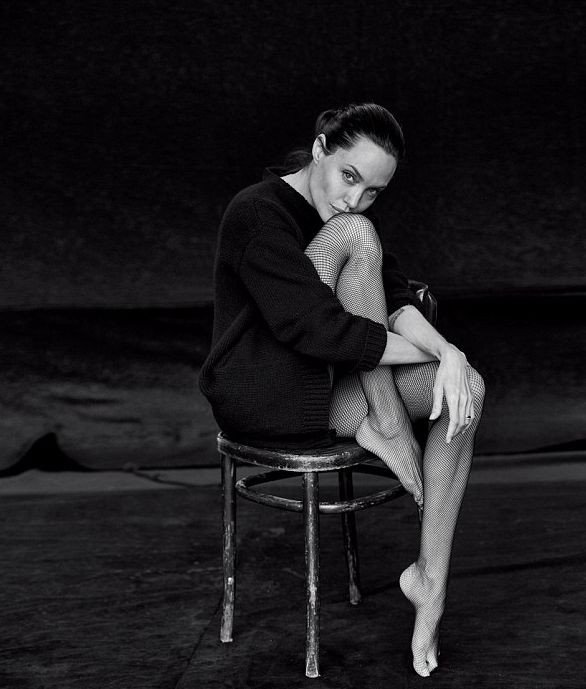 Αντζελίνα Τζολί: Ποζάρει με κορμάκι και αποκαλύπτει γιατί ήταν δυστυχισμένη [εικόνες]  | iefimerida.gr 0