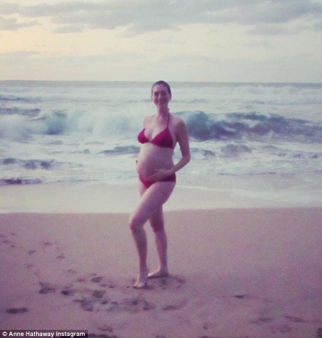 Η έγκυος Αν Χάθαγουεϊ με κόκκινο μαγιό, μας δείχνει τη μεγάλη κοιλίτσα της [εικόνα]  | iefimerida.gr 0