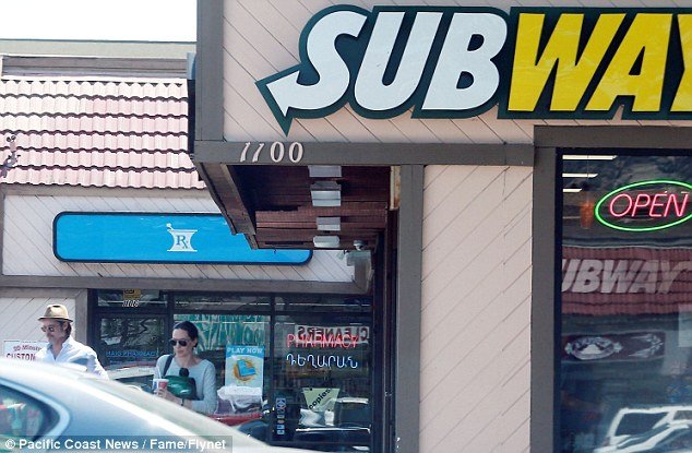 Μπραντ Πιτ και Τζολί σαν αγαπημένη οικογένεια για σάντουιτς σε ταχυφαγείο [εικόνες] | iefimerida.gr 4