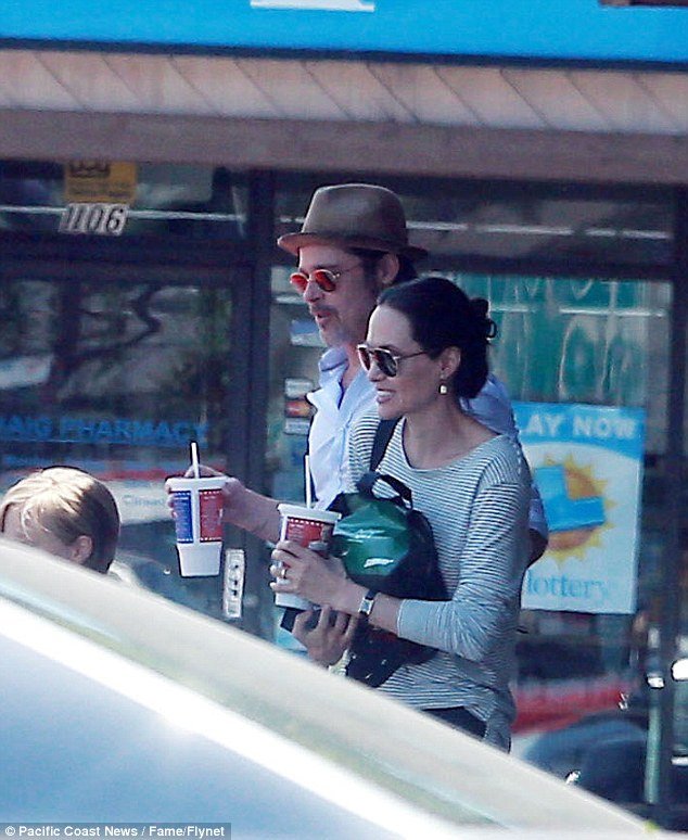 Μπραντ Πιτ και Τζολί σαν αγαπημένη οικογένεια για σάντουιτς σε ταχυφαγείο [εικόνες] | iefimerida.gr 3