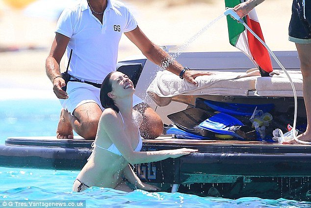 Η Αν Χάθαγουεϊ με σέξι μαγιό σε πολυτελή θαλαμηγό στην Ιμπιζα [εικόνες]  | iefimerida.gr 1