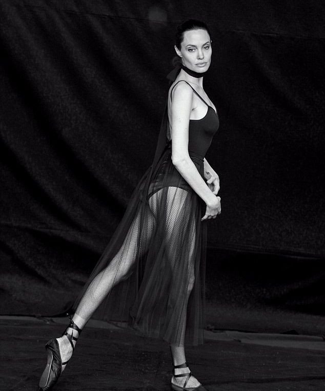 Αντζελίνα Τζολί: Ποζάρει με κορμάκι και αποκαλύπτει γιατί ήταν δυστυχισμένη [εικόνες]  | iefimerida.gr 1