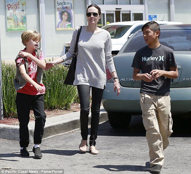 Μπραντ Πιτ και Τζολί σαν αγαπημένη οικογένεια για σάντουιτς σε ταχυφαγείο [εικόνες] | iefimerida.gr 1