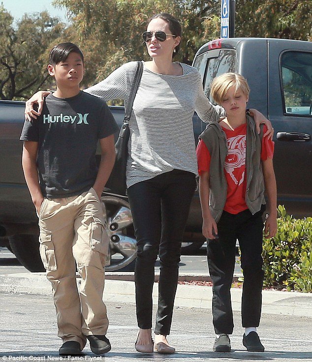 Μπραντ Πιτ και Τζολί σαν αγαπημένη οικογένεια για σάντουιτς σε ταχυφαγείο [εικόνες] | iefimerida.gr 2