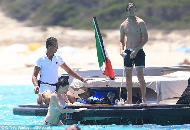 Η Αν Χάθαγουεϊ με σέξι μαγιό σε πολυτελή θαλαμηγό στην Ιμπιζα [εικόνες]  | iefimerida.gr 5