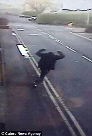 Συγκινητικό: Η απίστευτη χαρά άστεγου μόλις του ανακοίνωσαν πως βρήκε δουλειά [βίντεο] | iefimerida.gr 0