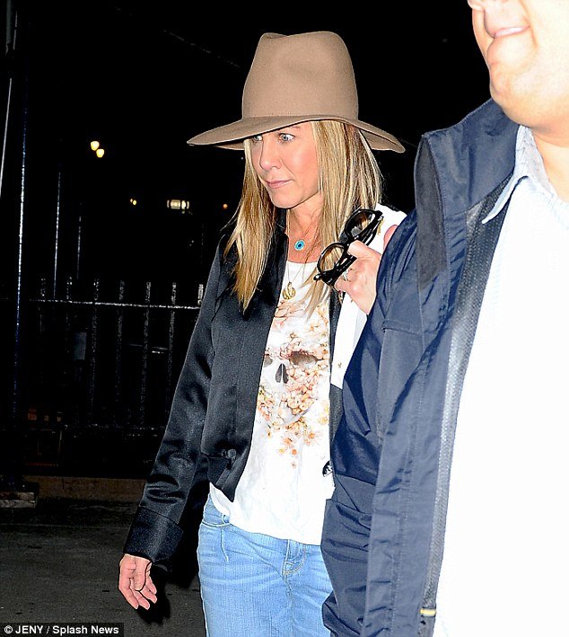 Πρώτη δημόσια εμφάνιση της Ανιστον μετά το διαζύγιο Τζολί-Πιτ: Με αινιγματικό χαμόγελο [εικόνες] | iefimerida.gr 0