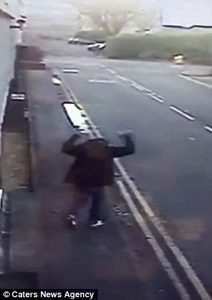 Συγκινητικό: Η απίστευτη χαρά άστεγου μόλις του ανακοίνωσαν πως βρήκε δουλειά [βίντεο] | iefimerida.gr 1