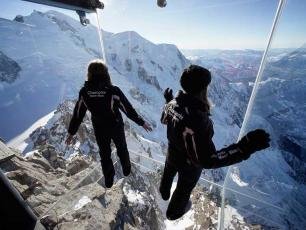 Ο φόβος και τρόμος των απανταχού σκιέρ: Μια καμπίνα που αιωρείται στα 4.000 μέτρα και προκαλεί ταχυπαλμίες [εικόνες] | iefimerida.gr 1