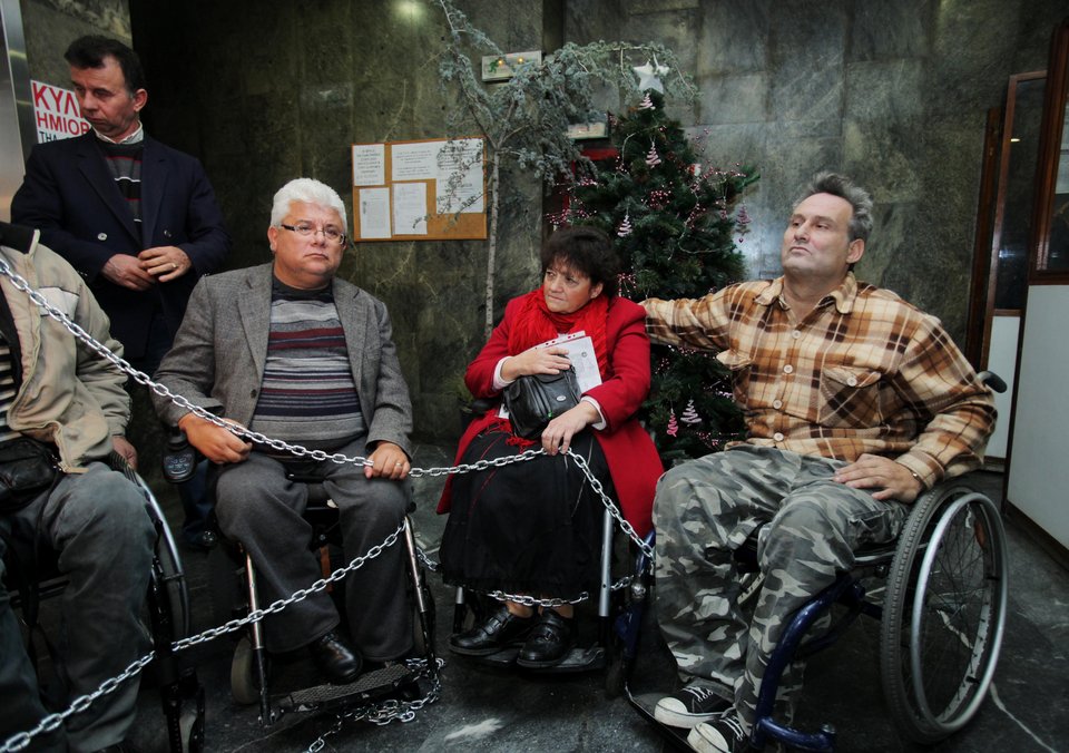 Ατομα με αναπηρία αλυσοδέθηκαν στην είσοδο του υπουργείου Εργασίας [εικόνες] | iefimerida.gr 1