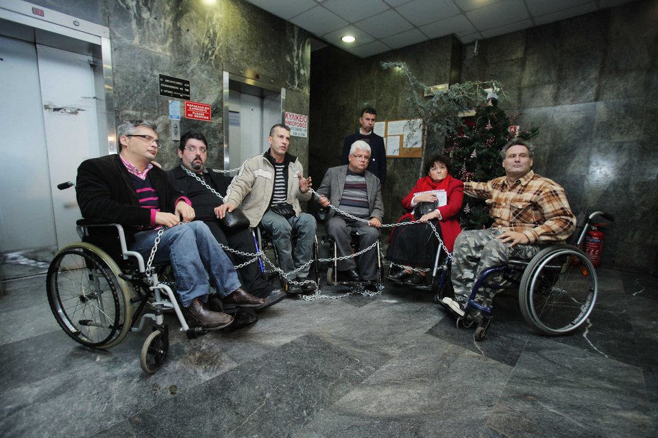 Ατομα με αναπηρία αλυσοδέθηκαν στην είσοδο του υπουργείου Εργασίας [εικόνες] | iefimerida.gr 0