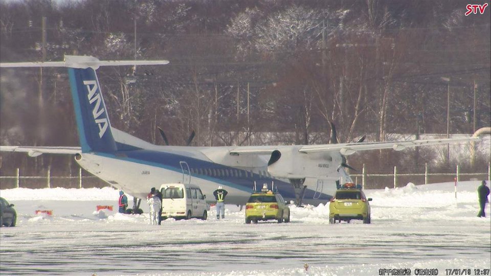 Ιαπωνία: Αεροπλάνο βγήκε εκτός του διαδρόμου προσγείωσης [εικόνα] | iefimerida.gr 0