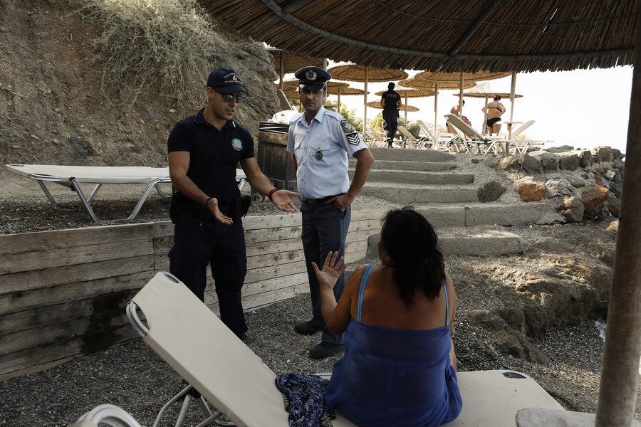 Πήγαν μπουλντόζες στην Ανάβυσσο -Κατεδαφίζουν αυθαίρετα κτίσματα ξενοδοχείου στον αιγιαλό [εικόνες]  | iefimerida.gr 13