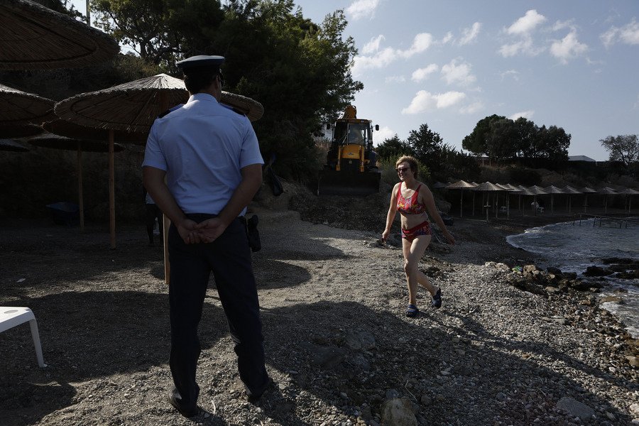 Πήγαν μπουλντόζες στην Ανάβυσσο -Κατεδαφίζουν αυθαίρετα κτίσματα ξενοδοχείου στον αιγιαλό [εικόνες]  | iefimerida.gr 12