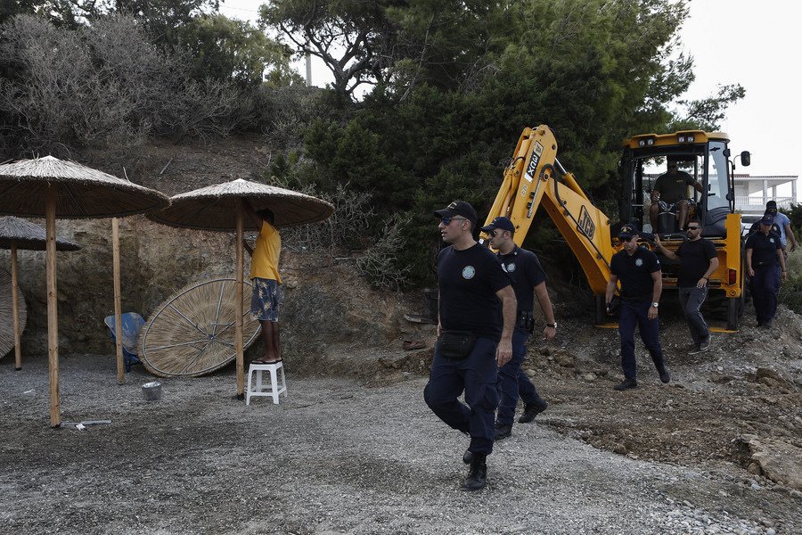 Πήγαν μπουλντόζες στην Ανάβυσσο -Κατεδαφίζουν αυθαίρετα κτίσματα ξενοδοχείου στον αιγιαλό [εικόνες]  | iefimerida.gr 10