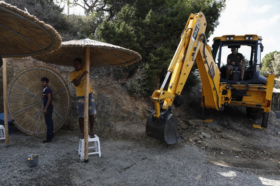 Πήγαν μπουλντόζες στην Ανάβυσσο -Κατεδαφίζουν αυθαίρετα κτίσματα ξενοδοχείου στον αιγιαλό [εικόνες]  | iefimerida.gr 9