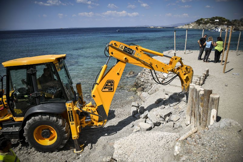 Πήγαν μπουλντόζες στην Ανάβυσσο -Κατεδαφίζουν αυθαίρετα κτίσματα ξενοδοχείου στον αιγιαλό [εικόνες]  | iefimerida.gr 1