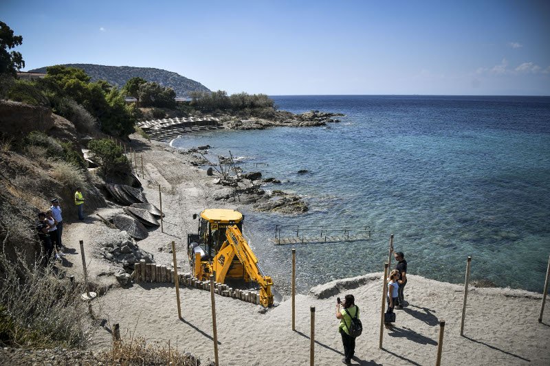 Πήγαν μπουλντόζες στην Ανάβυσσο -Κατεδαφίζουν αυθαίρετα κτίσματα ξενοδοχείου στον αιγιαλό [εικόνες]  | iefimerida.gr 0