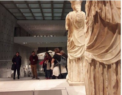 Τα μυστικά του Μουσείου της Ακρόπολης -Η 7η Καρυάτιδα και τα χρωματιστά αγάλματα  | iefimerida.gr 1