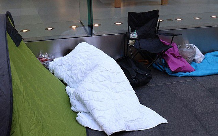 Παγκόσμια υστερία για το iPhone -Ουρές έξω από καταστήματα, πριν ξεκινήσει καν η πώληση [εικόνες] | iefimerida.gr 0