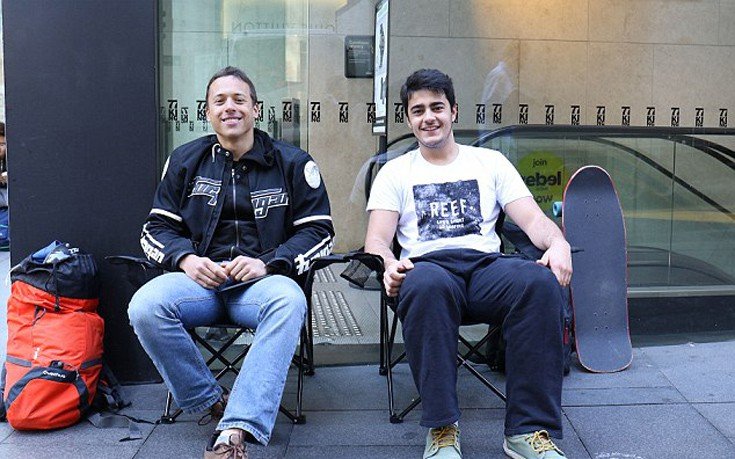 Παγκόσμια υστερία για το iPhone -Ουρές έξω από καταστήματα, πριν ξεκινήσει καν η πώληση [εικόνες] | iefimerida.gr 1