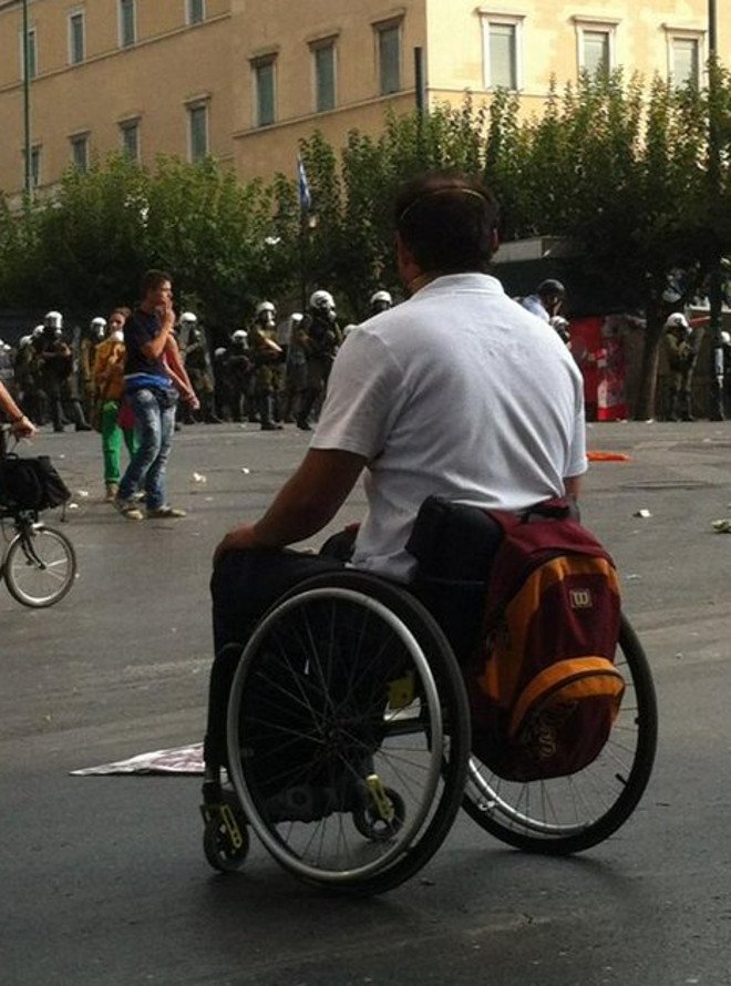 Μια σοκαριστική φωτογραφία: Σε αναπηρικό καροτσάκι απέναντι από τα ΜΑΤ [εικόνα] | iefimerida.gr 0