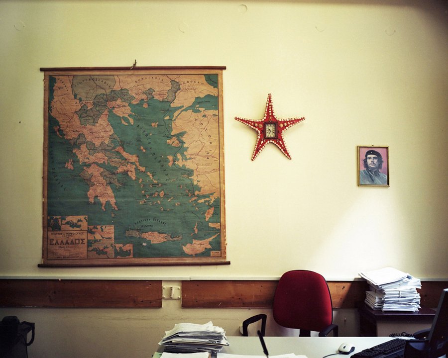 To Νew Yorker φωτογραφίζει υπουργεία, κόμματα, οργανισμούς στην Ελλάδα – Ενυδρεία, σκαλιστοί καναπέδες και ο Τσε Γκεβάρα [εικόνες] | iefimerida.gr 1
