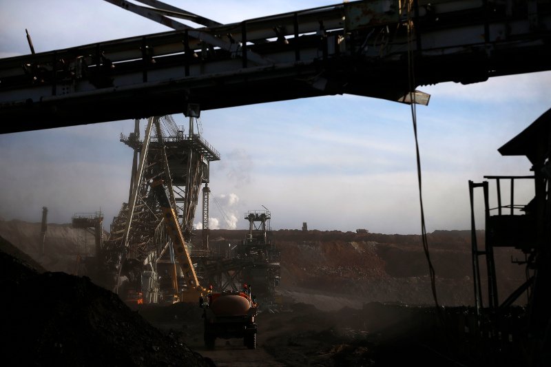 Ανάργυροι: Το χωριό που βυθίζεται από τον ελληνικό εθισμό στην εξόρυξη άνθρακα [εικόνες]  | iefimerida.gr 12