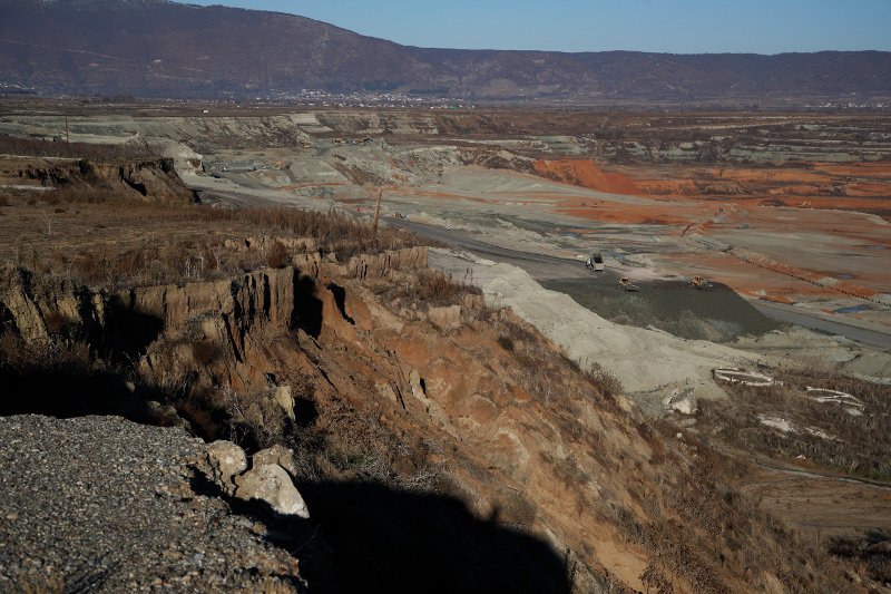 Το φορτηγά μοιάζουν με παιχνίδια μέσα σε αυτό το μαύρο τοπίο