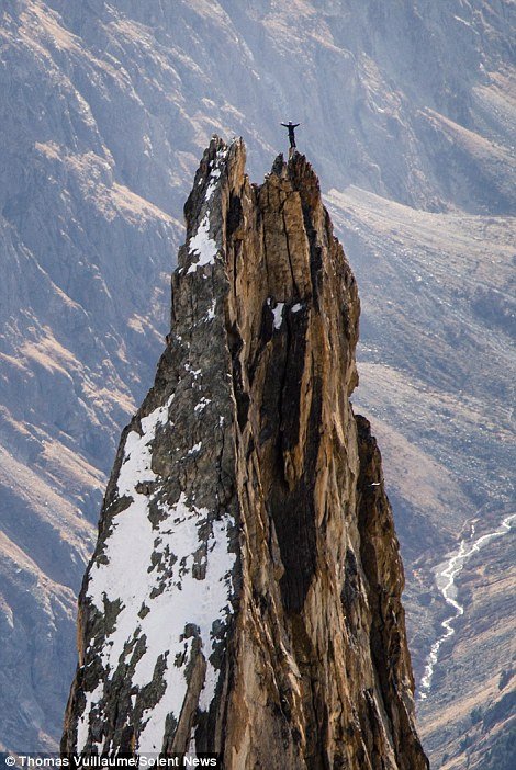 Ιλιγγος στα 3.000 μέτρα -Τολμηροί αναρριχητές σε κατακόρυφο βουνό [εικόνες] | iefimerida.gr 1