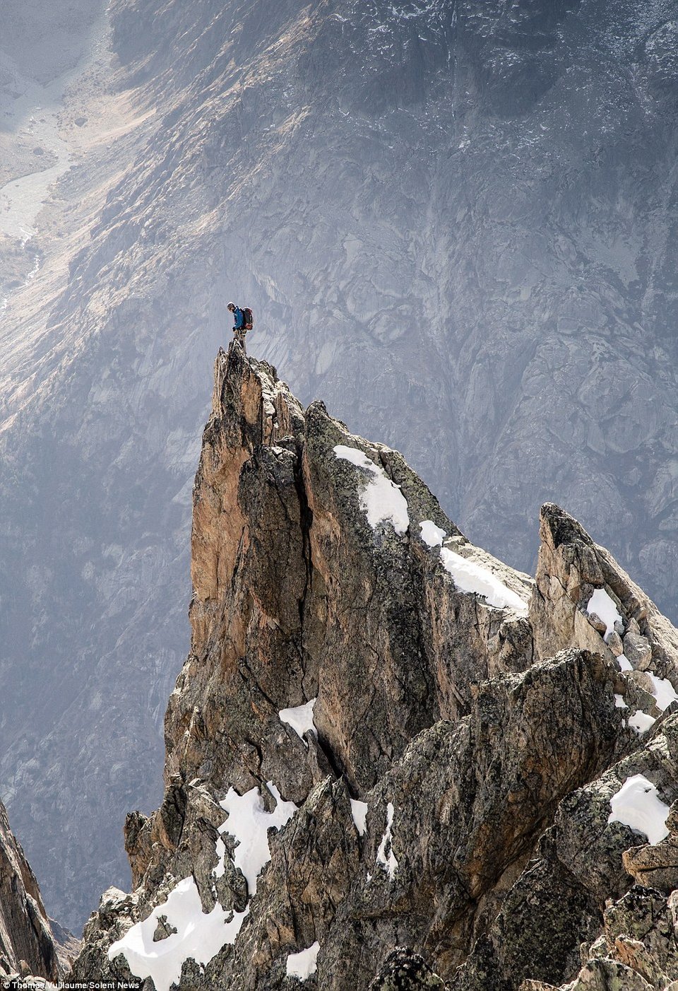 Ιλιγγος στα 3.000 μέτρα -Τολμηροί αναρριχητές σε κατακόρυφο βουνό [εικόνες] | iefimerida.gr 3