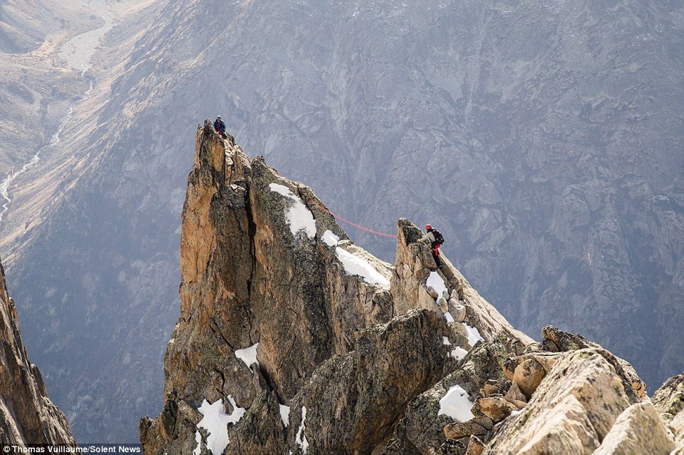 Ιλιγγος στα 3.000 μέτρα -Τολμηροί αναρριχητές σε κατακόρυφο βουνό [εικόνες] | iefimerida.gr 4