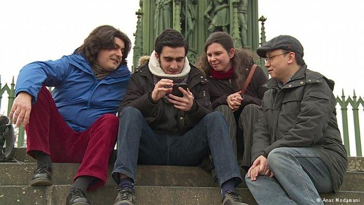 «Δεν είμαι εγώ ο τρομοκράτης –Είναι για γέλια»: Ετσι αντέδρασε ο Σύρος που έβγαλε selfie με τη Μέρκελ [εικόνες] | iefimerida.gr 8