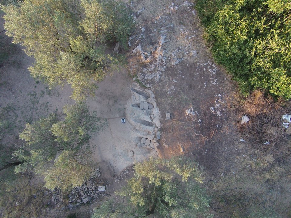 Ανασκαφή στο μυκηναϊκό νεκροταφείο Αηδονίων -Θαλαμοειδείς τάφοι σκαμμένοι μέσα σε βράχους [εικόνες] | iefimerida.gr 2