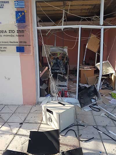 Ανατίναξαν ολόκληρο κτίριο για να κλέψουν το ΑΤΜ -Ισοπεδώθηκε η πρόσοψη [εικόνες] | iefimerida.gr 1