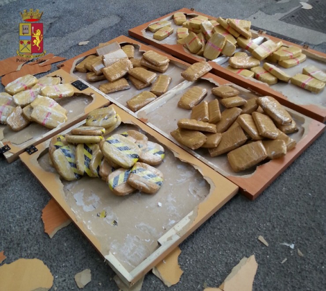 Ηρθαν από την Ιταλία για οικογενειακές διακοπές στην Ελλάδα και πήραν μαζί τους 70 κιλά ηρωίνης [βίντεο&εικόνες] | iefimerida.gr 1