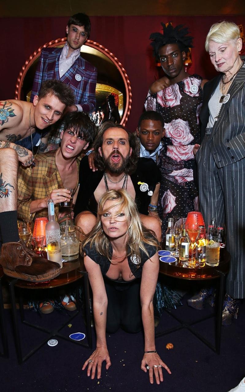 25 χρόνια διαφορά: Η Vivienne Westwood και ο σύζυγός της αψηφούν το χρόνο [εικόνες] | iefimerida.gr 5