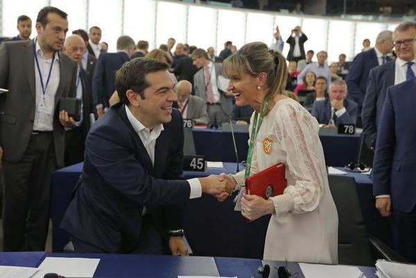 Από τη φυλακή στην... αγκαλιά του Τσίπρα [εικόνες] | iefimerida.gr 1