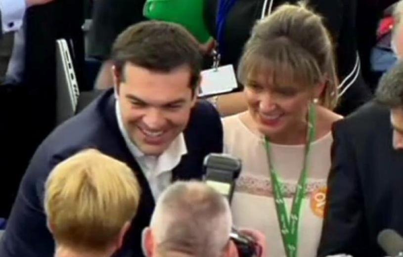 Από τη φυλακή στην... αγκαλιά του Τσίπρα [εικόνες] | iefimerida.gr 0